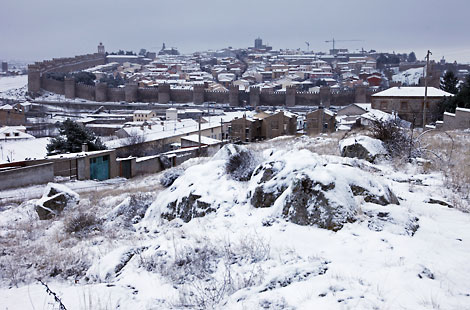 Imagen de nieve en la capital abulense. | Ricardo Muoz