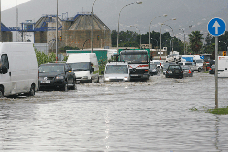 Las lluvias han provocado dificultades en el tráfico. | Antonio Pastor