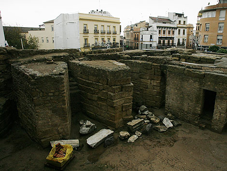 Aspecto que presenta el lugar donde se excavan los restos de la muralla romana. | M. Cubero