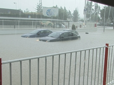 Imagen en la que se puede apreciar unos coches atrapados por el agua en Mijas. | M. Burgos