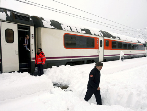 El tren, parado en la estacin de Mara (Tarragona), ha obligado a evacuar a 30 personas. | Efe