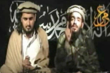 El terrorista suicida jordano, Hamam Jalil Abu Mulai al Balawi (dcha.) junto a Hakimul Mehsud, en el vdeo. | Al Yazira