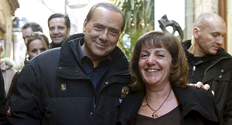 Berlusconi posa con una mujer esta semana en Sainyt Paul de Vence, en la Costa Azul francesa. | Efe