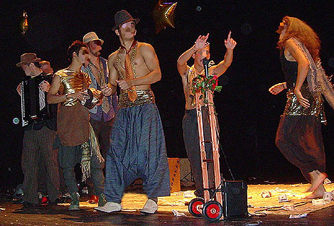 'El Gitanillo' (tercero por la izda., con sombrero claro), durante la representacin. / MADRIDIARIO