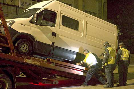 Agentes de la Guardia Civil suben la furgoneta de ETA a una gra. | Efe