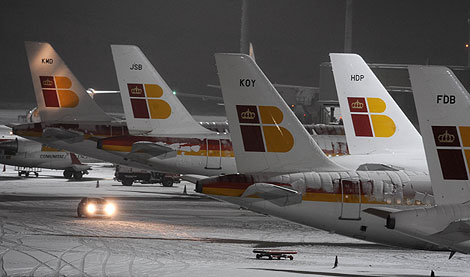 Aviones de Iberia anoche en el aeropuerto de Barajas. | AFP