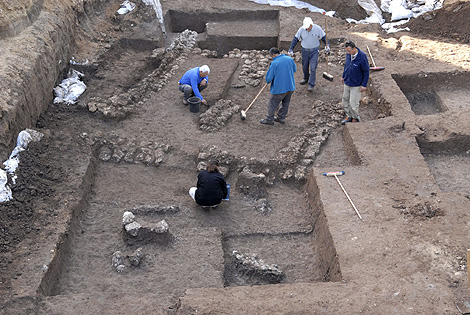 Excavación en la que arqueólogos israelíes han descubierto en Tel Aviv una vivienda de hace 8.000 años. | Efe