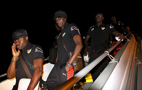Jugadores de Togo, de vuelta a su pas tras el ataque. | Efe