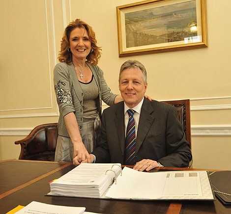 Peter Robinson y su mujer, en su despacho. | Ap