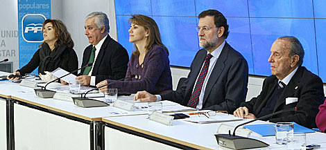 Fraga (d), sentado al lado de Rajoy en la Junta Directiva Nacional 'popular'. | Efe