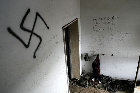 Una esvstica pintada en una antigua fbrica donde vivan inmigrantes en Rosarno. | AFP