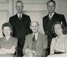Miep Gies, de frente ala izquierda, Otto Frank, sentado en el centro, y el resto de ayudantes. | Ap