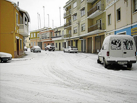 Nieve acumulada en las calles de Requena | E.M.