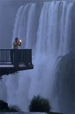 Un turista filma las cataratas de Iguazu. (Foto: AP)