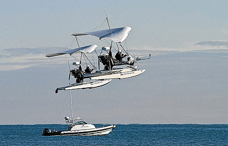 Los aparatos voladores del Alinghi, en pleno vuelo en el campo de regatas de Valencia | Alinghi