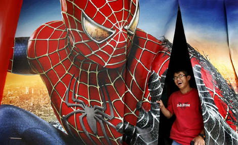 Un hombre, en Hong Kong, ante un cartel de 'Spiderman 3' | Claro Cortes I