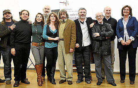Paco Mir y Miguel Roa, con los actores principales. | Fernando Ruso
