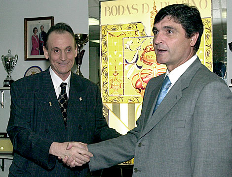 Juande Ramos y Manuel Ruiz de Lopera, el 28 de junio de 2001, tras cerrar el fichaje anterior.