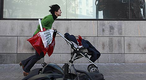 Una mujer trata de avanzar pese al viento en Valencia. | Jos Cullar