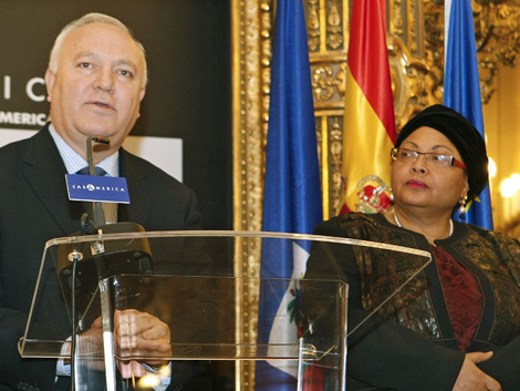 Moratinos, este jueves, junto a la embajadora de Hait en Espaa, Yolette Azor-Charles. | Efe