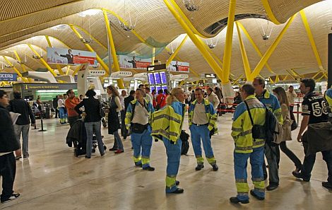 Efectivos del SUMMA 112, Cruz Roja, periodistas y diversos cooperantes esperan en la T4 del aeropuerto de Barajas, la salida del avin. | Efe