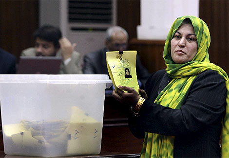 Una parlamentaria afgana participa en la votacin. | Efe