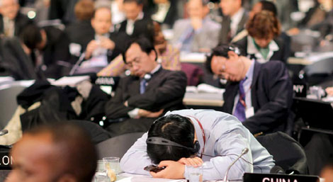 Los delegados duermen durante la maratoniana sesión final del plenario. | Efe