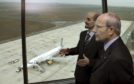 El director del nuevo aeropuerto conversa con Montilla. | Efe