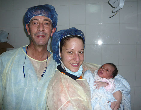 El mdico voluntario del Samur, Jos Ramn Nez, la enfermera Mara del Carmen y el beb.