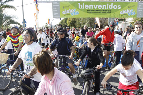 Una multitud de participantes tomaron las calles de Alicante. | Roberto Pérez
