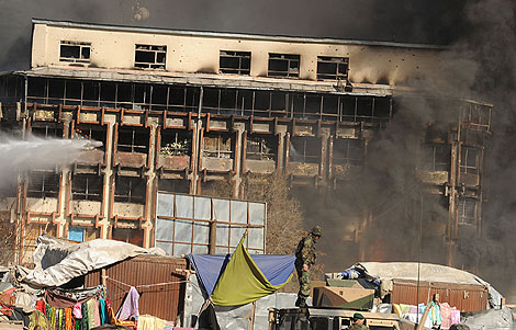 Un edificio incendiado tras el ataque de los talibanes en Kabul. | Afp
