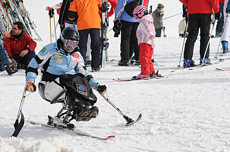 Una esquiadora del equipo femenino de esqu adaptado en plena accin. | Jess G. Hinchado