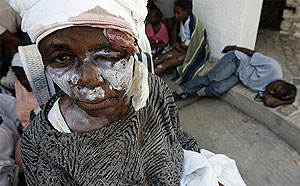 Una mujer herida tras el terremoto de Haití. Efe