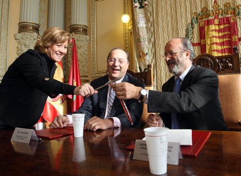 El alcalde de Valladolid y el presidente del Grupo Matarromera cortan el envase de 'Eminasin' con el que pretenden batir el Guiness.| Ical