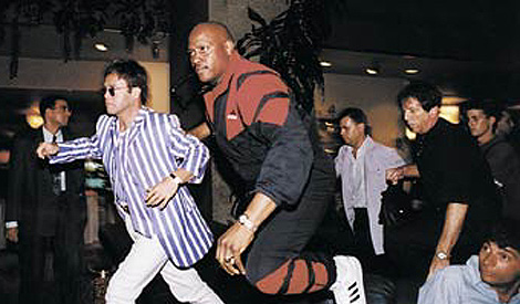 Elton John huyendo del hotel de Tel Aviv en junio del 93. | Ziv Koren