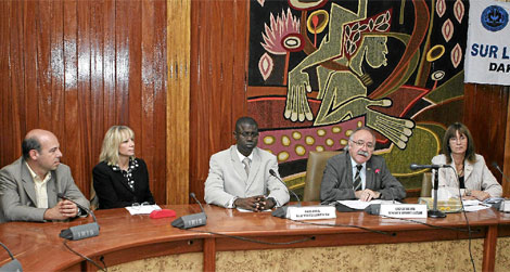 Roser Clavell y Josep Llus Carod Rovira flanqueqan al rector de la Universidad de Dakar.| Pape Seydi