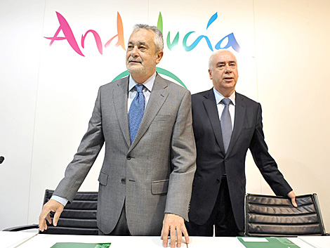 El presidente de la Junta, Jos Antonio Grin, y el consejero de Turismo, Luciano Alonso, en Fitur. | EM
