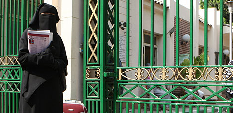 Una estudiante con 'niqab' en la Universidad de El Cairo. | AFP