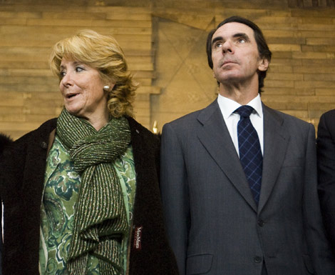 Esperanza Aguirre y Jos Mara Aznar, durante su visita a la Asamblea de Madrid. (El Mundo)