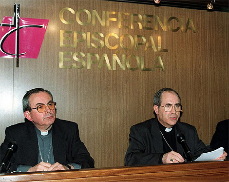 Antonio Algora (izqda.), en una rueda de prensa de la Conferencia Episcopal. (Foto: Efe)