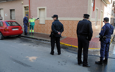 La polica inspecciona el lugar del crimen. | Cristbal Lucas