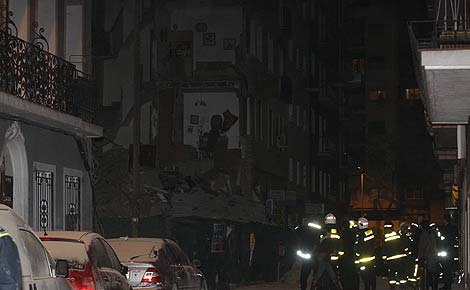 Un grupo de bomberos, frente al edificio derrumbado. | Sergio Rodríguez