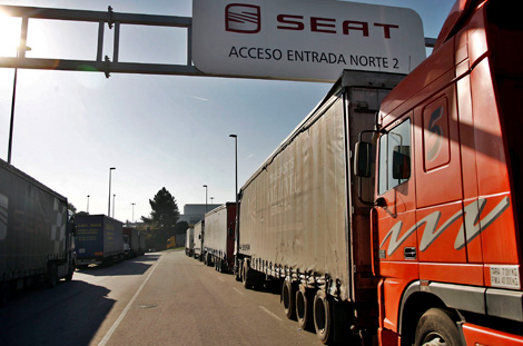 Camiones bloqueados a las puertas de la planta de Seat en Martorell.| Efe