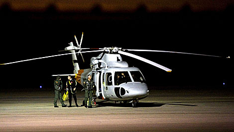 Uno de los helicpteros que participan en la bsqueda de los desaparecidos. | Efe