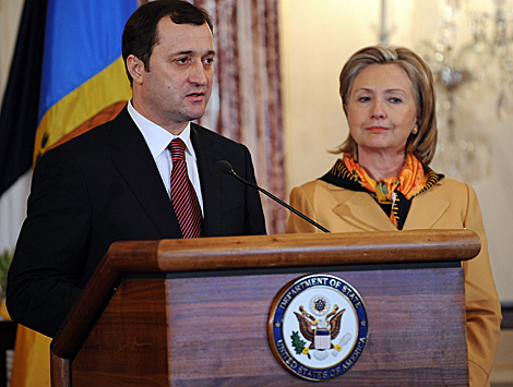 El primer ministro moldavo, Vlad Filat, con la secretaria de Estado de EEUU, Hillary Clinton, en Washington. | Afp