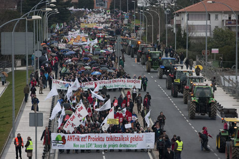 Miles de personas y 50 tractores participaron en la marcha contra el TAV. | Justy