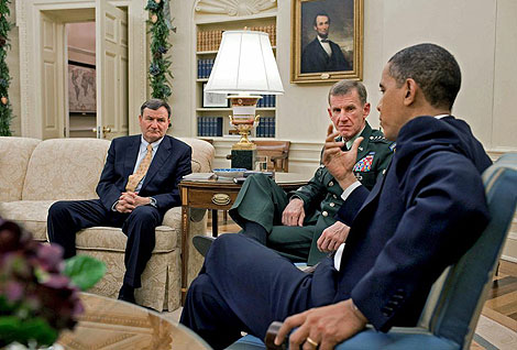 Barack Obama conversa con Stanley McChrystal (centro) y con el embajador en Kabul. | Efe