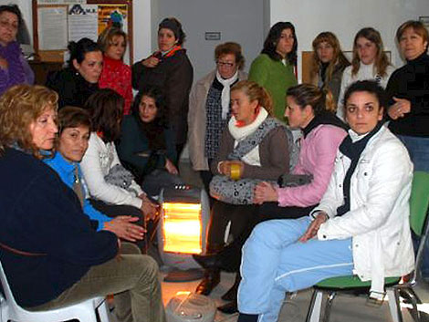 Las mujeres de El Coronil en huelga de hambre, junto a otras de las encerradas. | Efe
