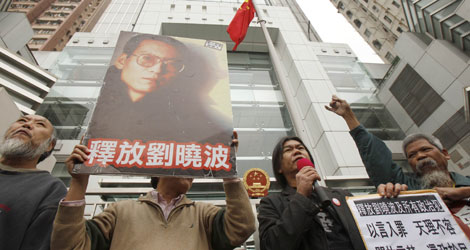 Un grupo de manifestantes con la imgen del disidente Liu Xiaobo | Reuters