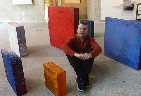 Alberto Reguera en la sala de su exposición. | EL MUNDO